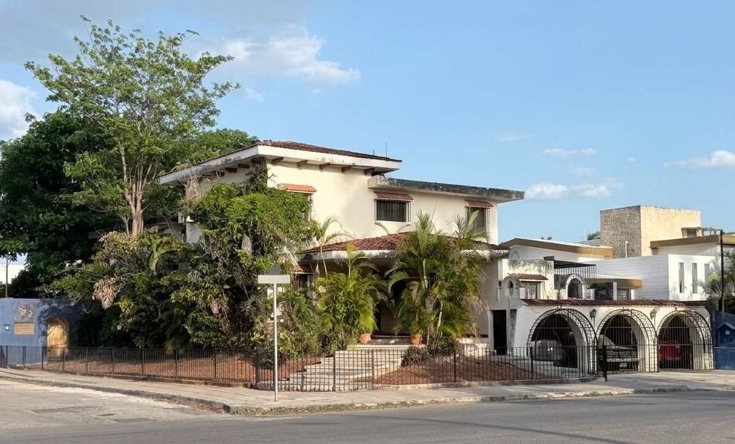 Vista de la propiedad con jardín hacia la avenida