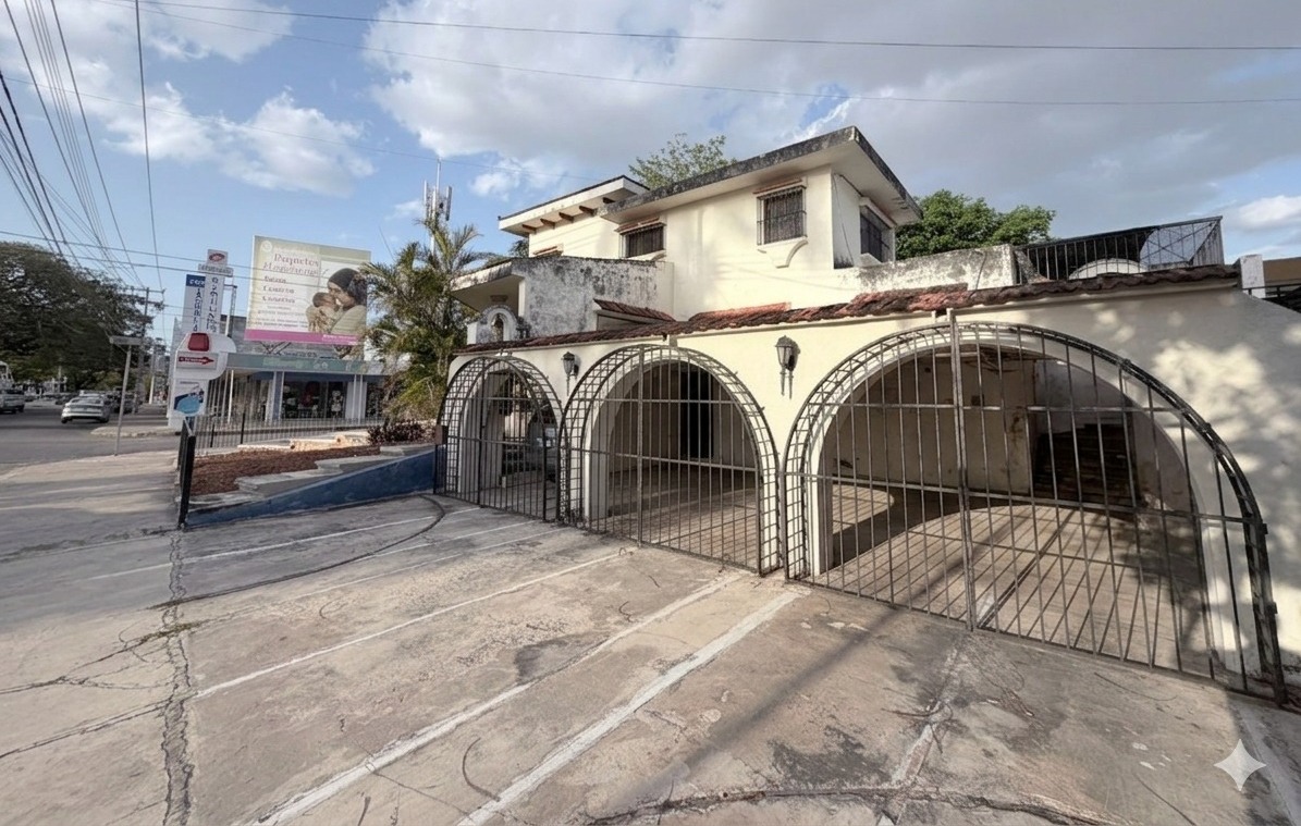 Fachada colonial principal sobre avenida